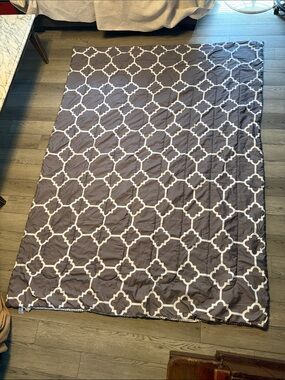 Twin size comforter in good used condition